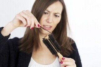 Названы 8 главных причин интенсивного выпадения волос