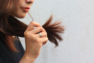 Как спасти посеченные кончики волос: 5 проверенных способов