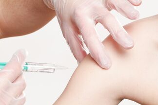 Починається доставка 500 тисяч вакцин CoronaVac