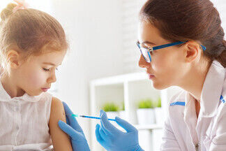 Детям без прививок нельзя будет ходить в школы и детсады