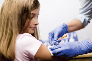 Первых детей вакцинировали от COVID-19 в Украине