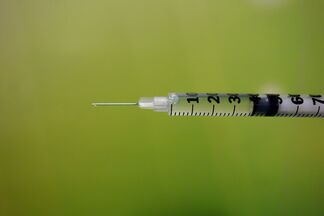 Украинцев будут прививать бустерной дозой вакцины от COVID-19