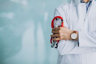 С 31 января непривитых медиков и чиновников могут отстранить от работы