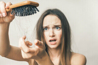 Сезонные проблемы: как избавиться от выпадения волос