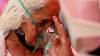 Індія: 400 000 смертей за вихідні та дефіцит кисню