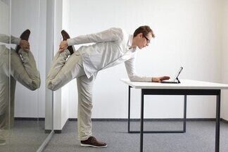 Разминка для спины в офисе: 7 простых упражнений