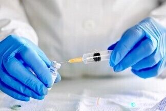 В Израиле доказали, что у пожилых людей прививки снижают риск заболеть коронавирусом