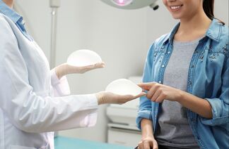 Чи не вибухнуть імпланти і які вони на дотик? 10 «гострих» питань про маммопластику
