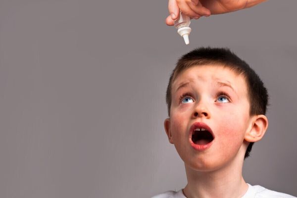 Що робити, якщо дитина боїться очних крапель?